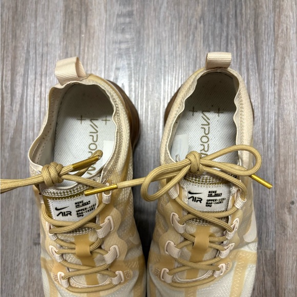 Great condition Nike vapormax lite beige / bronze gold color  women’s size 8 - Picture 2 of 9